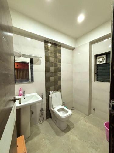 古瓦哈提Pansy B&B的一间带卫生间和水槽的浴室