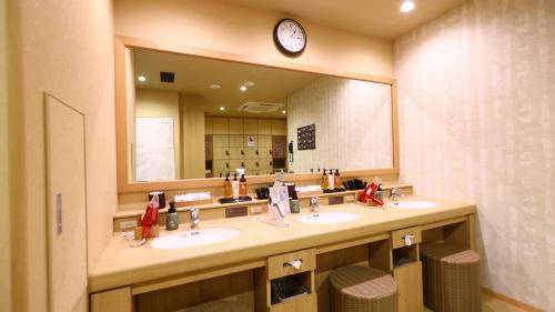 仙台Onyado Nono Sendai Natural Hot Spring的一间带两个盥洗盆和大镜子的浴室
