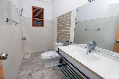 蒂瑟默哈拉默Yala Freedom Lodge的一间带水槽、卫生间和淋浴的浴室