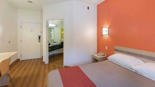 哥伦比亚Motel 6的一间酒店客房 - 带一张床和一间浴室