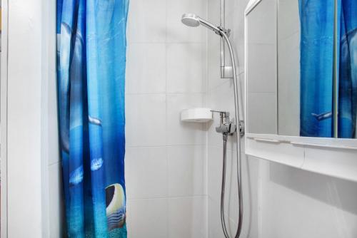 格林瓦尔德Milchtütenzimmer - Upcycling的浴室内配有蓝色淋浴帘