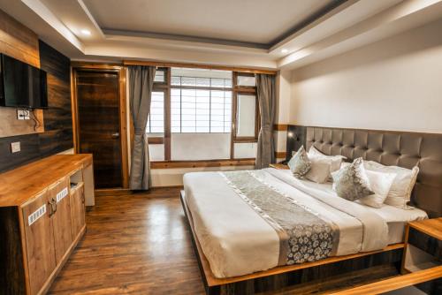 甘托克Gangtok Prime Hotel & Spa的一间卧室,卧室内配有一张大床