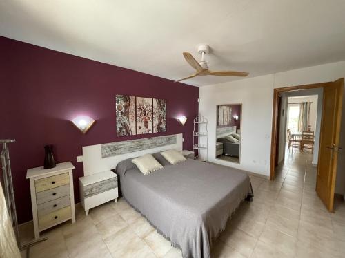 卡拉恩·布拉內斯Mitjaneta Apartamento con piscina的一间卧室配有一张床和吊扇