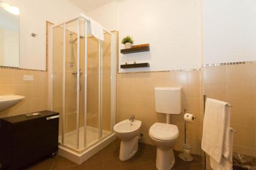 的里雅斯特特蕾西娅泰勒公寓式酒店的浴室配有卫生间、淋浴和盥洗盆。
