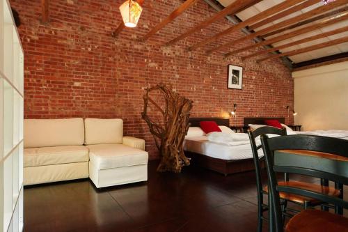 平溪红裡子的砖房,配有沙发和床