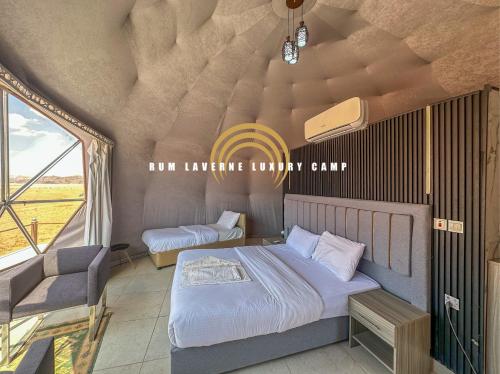 瓦迪拉姆Rum Laverne Luxury Camp的一间带两张床的卧室,位于带窗户的房间内