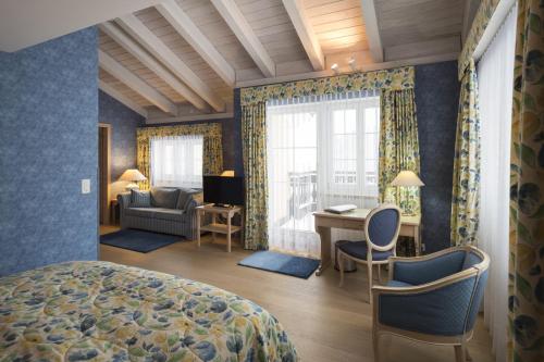 比维奥珀斯特酒店的一间卧室配有一张床、一张桌子和一张沙发