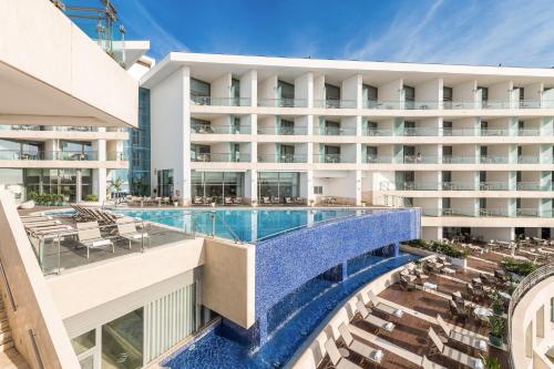 塞辛布拉Sesimbra Oceanfront Hotel的游泳池酒店形象