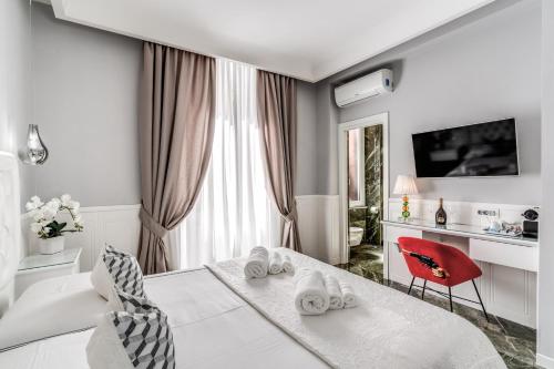罗马罗马55号旅馆 - 西班牙广场的白色的房间,配有床和红色椅子