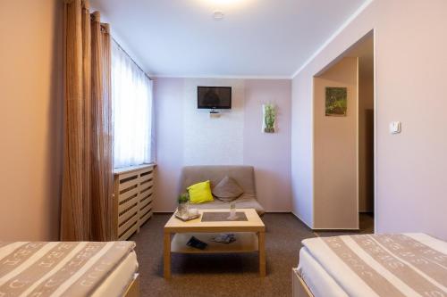 普日博尔扎尔旅馆的酒店客房,设有两张床和一张沙发