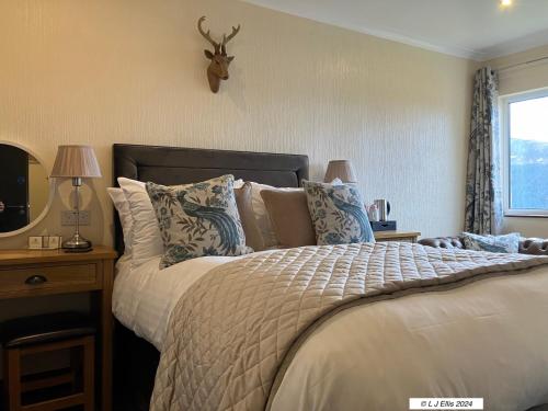 福耶斯佛雅尔斯酒店的卧室配有一张带鹿头的墙壁床。