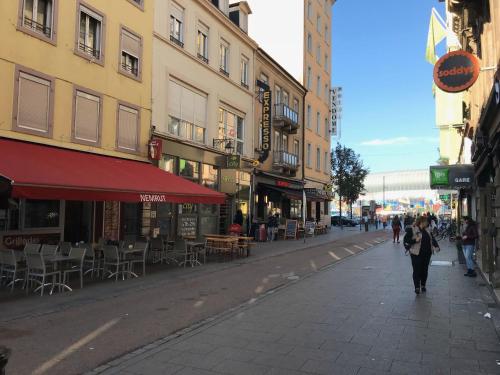 斯特拉斯堡La Petite Auberge de Strasbourg的一条有建筑物的城市街道上的女人