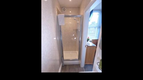 温德米尔Brook House ― Free on-site car park的带淋浴的浴室和玻璃门