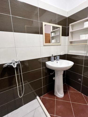都拉斯LunaSol seaside Apartments的一间带水槽和镜子的浴室