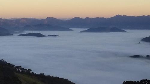 圣本图-杜萨普卡伊Clorofila Hospedaria的享有雾海和山脉的景色