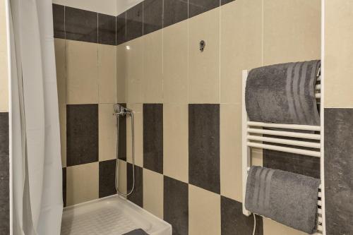 卢恰纳Casa Santa Maria的浴室设有黑色和白色的瓷砖墙