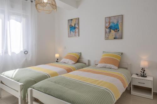 卢恰纳Casa Santa Maria的卧室内两张并排的床