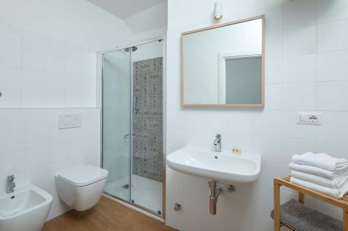 加尔达湖滨Casa Morellato的一间带水槽、卫生间和镜子的浴室