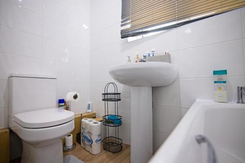 曼彻斯特Sweet Dream Lodge的浴室配有盥洗盆、卫生间和浴缸。