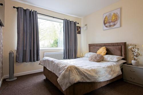 曼彻斯特Sweet Dream Lodge的一间卧室设有一张床和一个大窗户
