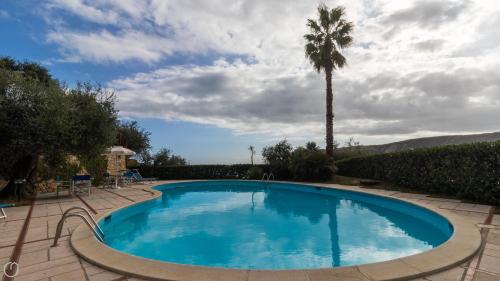 菲纳莱利古雷Italianway - Il Borgo apartments的一座棕榈树环绕的游泳池
