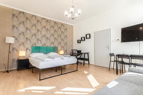 维也纳Vienna Getaway -2BR Apartment Central & Comfort的一间带床的客厅和一间餐厅