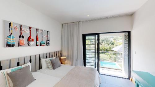 黑河区Marguery Villas的卧室配有白色的床和窗户。