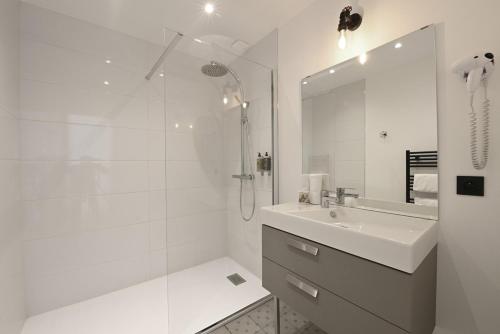 利雪Manoir de l'évêché的白色的浴室设有水槽和淋浴。