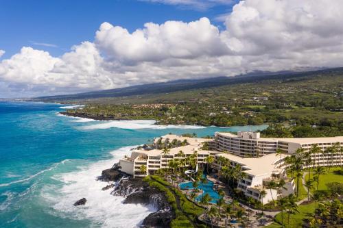 科纳Outrigger Kona Resort and Spa的享有度假村和海洋的空中景致