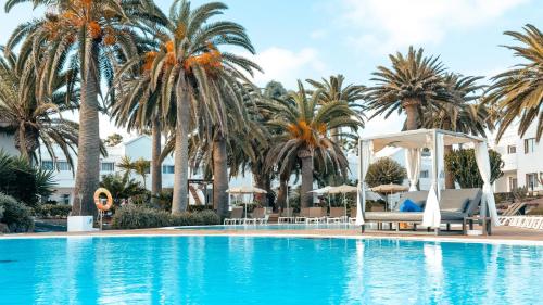 科拉雷侯拉布兰达科拉莱霍村酒店的一个带棕榈树和凉亭的游泳池