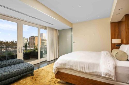 波特兰Crane Penthouse的一间卧室设有一张床和一个大窗户