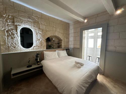 比尔古Domingo x Casa Norte的卧室配有白色的床和窗户。