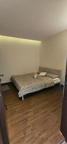 欧普尔شاليه ارض السعادة 1的一间卧室设有两张床,铺有木地板
