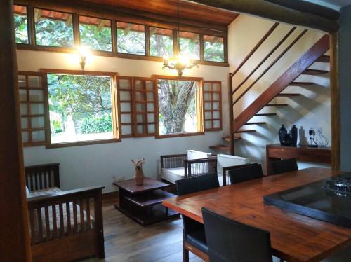 贝洛奥里藏特Casa de Campo Pampulha的一间带桌椅和窗户的用餐室