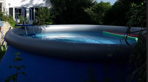 TernitzAtelieo beim Nussbaum的蓝色海水的大型充气游泳池