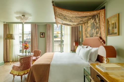 巴黎Le Grand Mazarin的一间卧室设有一张大床和一个窗户。