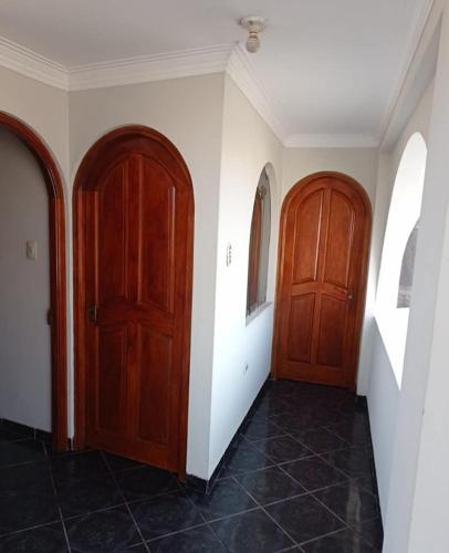 皮斯科Posada de Mary的两个木门,位于一间黑砖房