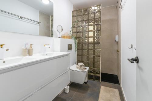 卡尔德斯德马拉维亚Bacom House completa的浴室配有卫生间、盥洗盆和淋浴。