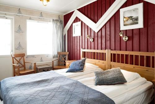 SydkosterEkenäs Havshotell的一间卧室设有一张床和红色的墙壁