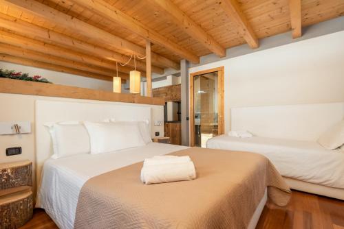 卡罗纳Locanda Cantù的配有木天花板的客房设有两张床。