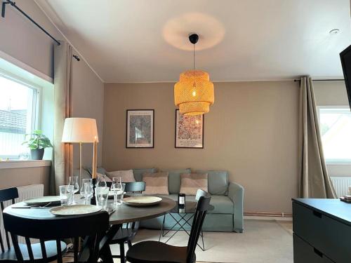 斯德哥尔摩Elegant house, Stockholm的客厅配有桌子和沙发