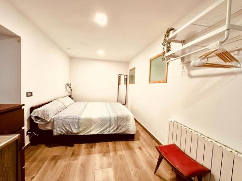 塔雷加Apartamento El Maset的一间卧室配有一张床和一张红色椅子