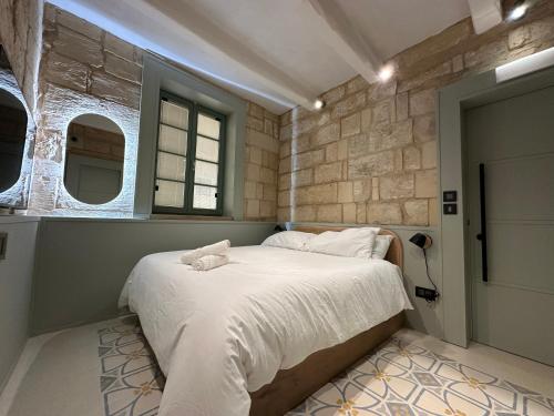 比尔古Lorenzo x Casa Norte的一间卧室配有一张带白色床单的大床