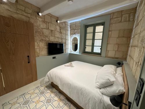 比尔古Lorenzo x Casa Norte的卧室配有白色的床和窗户。