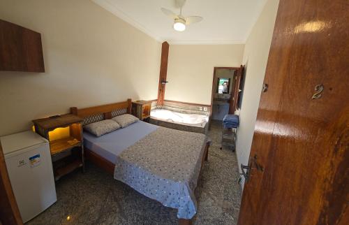 CaratingaFazenda do Prata Ecoresort的一间小卧室,配有一张床和一个梳妆台