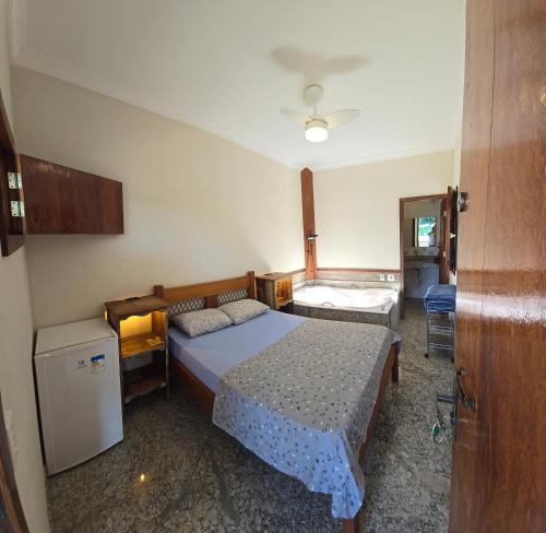 CaratingaFazenda do Prata Ecoresort的一间小卧室,配有一张床和一张桌子