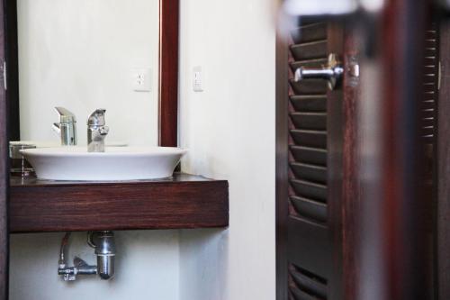 莱昂Hotel and Coffe Azul的一间带水槽和镜子的浴室