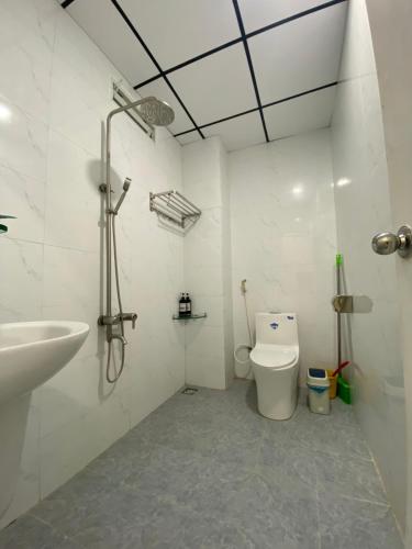 Xóm Chum GăngMộc Lam Homestay的带淋浴、卫生间和盥洗盆的浴室