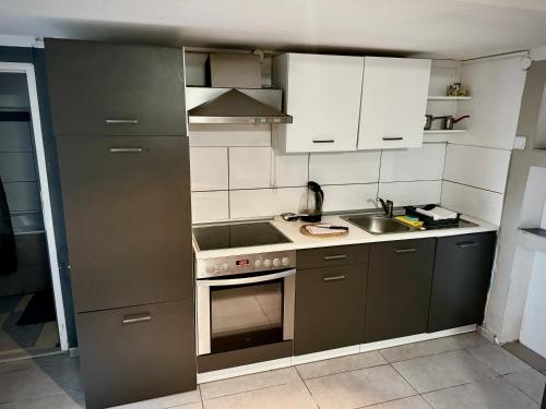 多特蒙德Monteurzimmer für 2 Person - Nähe DO-Flughafen的小厨房配有炉灶和水槽