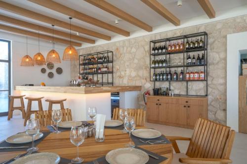 奥塔肯特Regia Mare Beach Hotel Bodrum的一间带桌子和酒吧的用餐室
